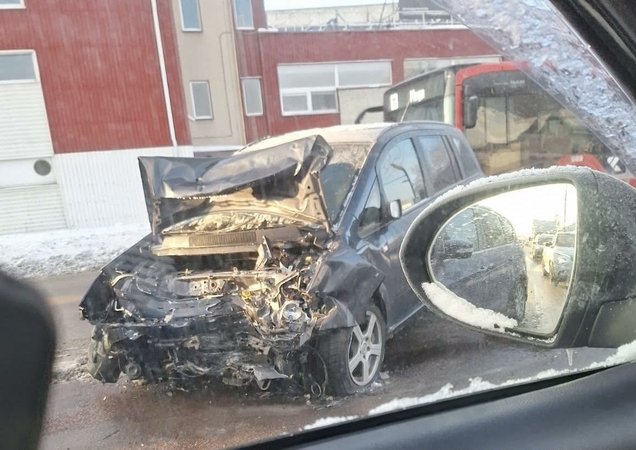 Kaune – avarija: po susidūrimo kaktomuša vairuotojui prireikė medikų