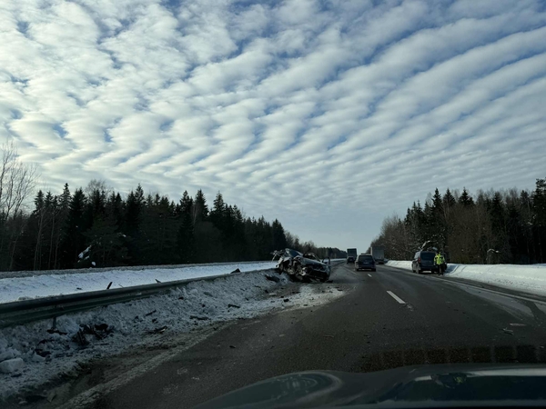 Kraupi avarija Klaipėdos rajone: po susidūrimo su vilkiku – visiškai sudaužytas BMW 