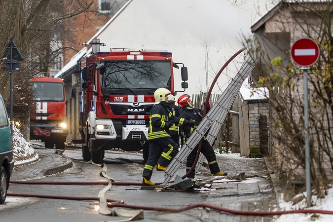 Namas uždūmintas, o gyventojas išeiti nesutinka: teko panaudoti jėgą
