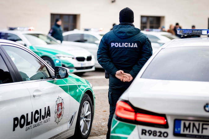 Į parduotuvę Šiauliuose lėkė policija: paauglys pavogė rūbų