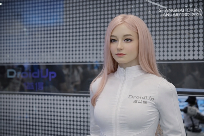 Kinija pristatė stulbinantį humanoidinį robotą: palietus – šiltas kaip žmogus
