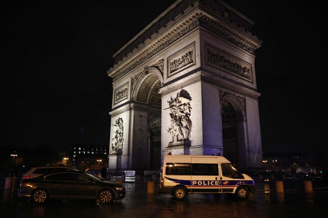 Paryžiaus policija prie Triumfo arkos pašovė peiliu ginkluotą vyrą