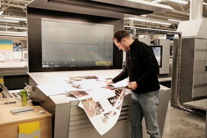 Pažinti neišgirstą visuomenės dalį: pristatoma Artūro Morozovo fotoesė knyga „Sutikau žmogų“
