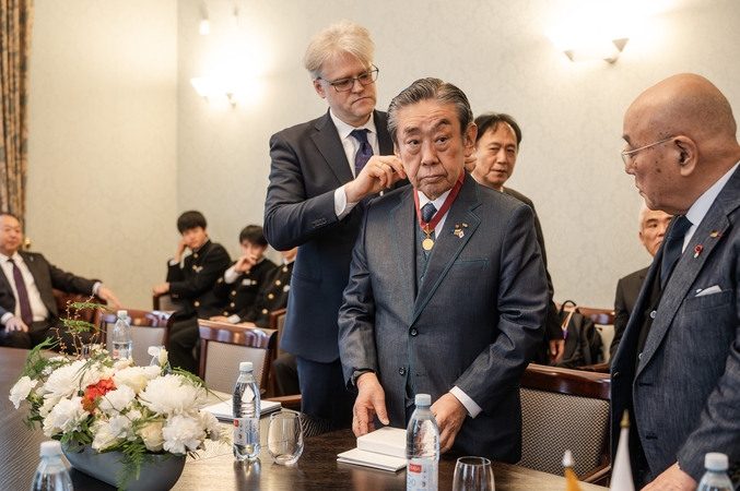 VDU Aukso medaliu apdovanotas Lietuvos garbės generalinis konsulas Shigehiro Komaru