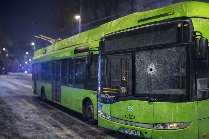 Kaune – ir vėl pavojingas incidentas: apšaudytas antras troleibusas