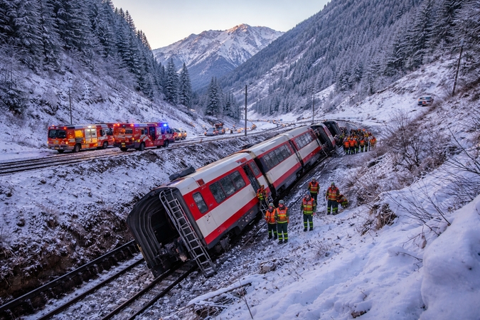 Šveicarijoje traukinys nuslydo nuo bėgių, gali būti sužeistųjų