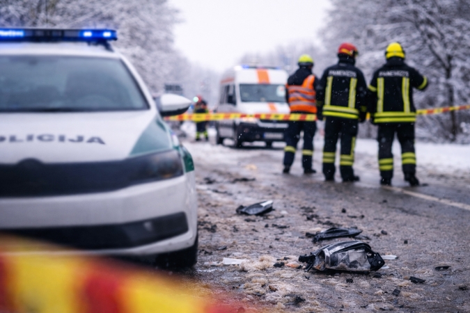 Panevėžyje susidūrė vilkikas ir automobilis: gelbėtojai vadavo prispaustą moterį