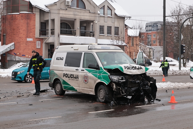 Nekokia įžanga į savaitgalį: skubant į iškvietimą sudaužytas Kauno policijos tarnybinis automobilis