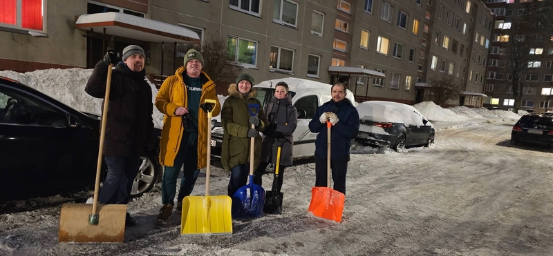 Gyventojai susibūrė valyti kiemų