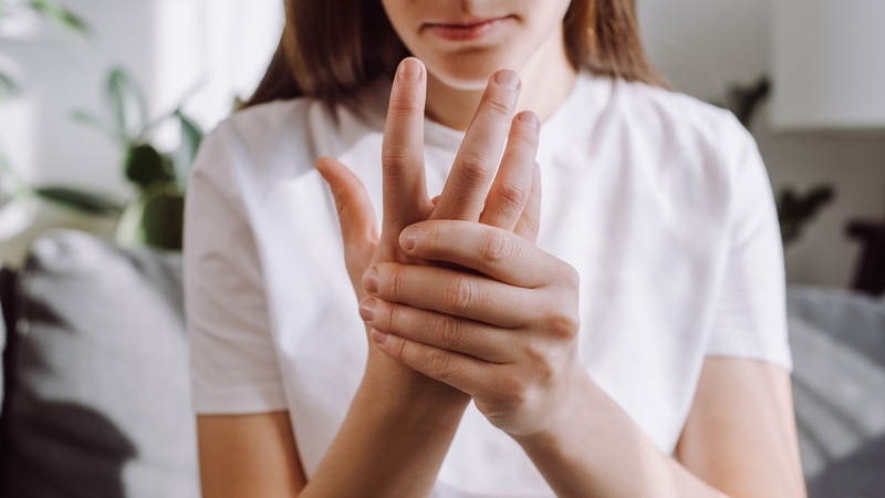 Signalai: jei žmogus skundžiasi nuolatiniu nuovargiu, nedidele, bet ilgai trunkančia temperatūra, rytiniu sąnarių sustingimu ar „smegenų rūku“ – tai ženklas, kad reikia nuodugnesnio ištyrimo.