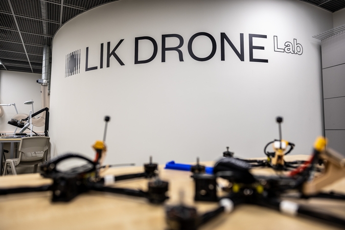 LIK atidarė Dronų surinkimo centrą – LIK DRONE LAB