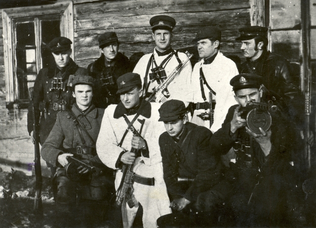 Pietų Lietuvos srities partizanai pakeliui į Lietuvos partizanų vadų susirinkimą. Antroje eilėje viduryje – Tauro apygardos vadas A. Grybinas-Faustas. 