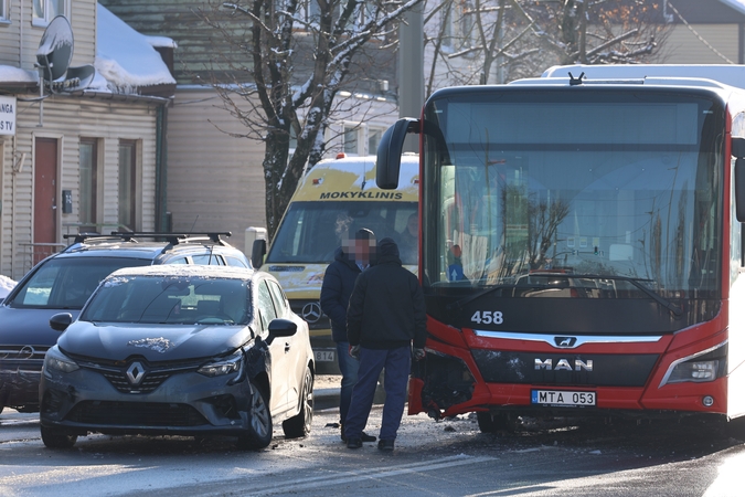 Avarija Kaune: apgadintas miesto autobusas