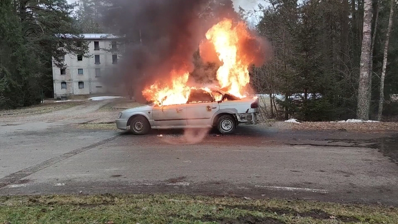Ekspertai įspėja: šiukštu nedarykite to, jei užsidegė automobilis