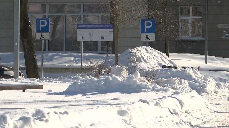 Šiauliai skęsta sniege: gyventojai priversti lįsti į gatvę, kad pereitų perėjas