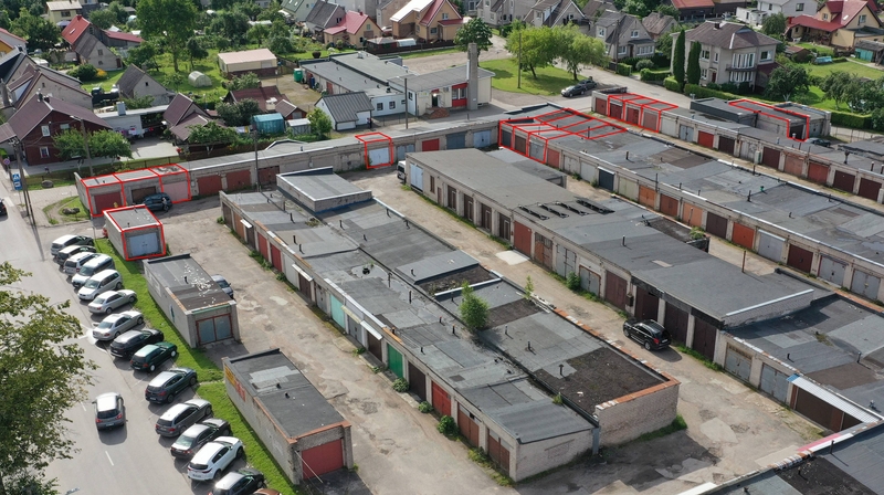 Raudona spalva pažymėti garažai, kurių savininkai kviečiami juos parduoti skelbiamų derybų būdu.