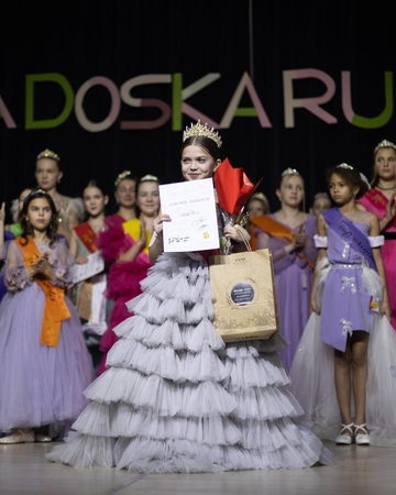 Tradicija: modelių konkurso „Mados karuselė 2025“ Grand Prix nugalėtoja Dorotėja Budėnaitė šiųmetiniame renginyje kviečiama įnešti nugalėtojos karūną.