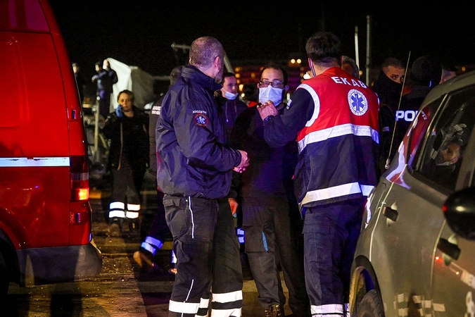 Graikų pakrančių apsaugos laivui susidūrus su migrantus gabenusiu greitaeigiu kateriu žuvo 14 žmonių