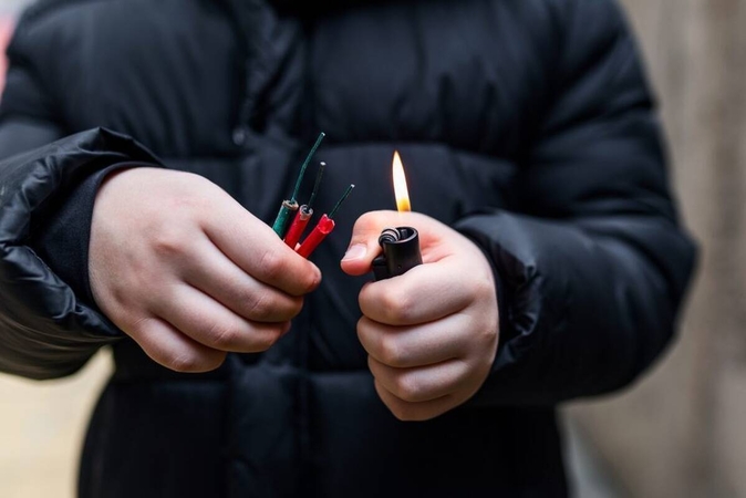 Paaugliui prireikė sostinės medikų: susižalojo sprogus petardai