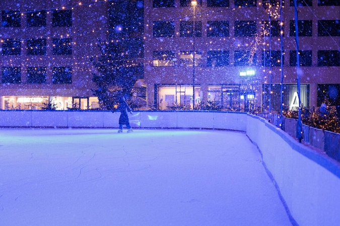 Ledinė Kauno pramoga: čiuožykloje – muzika ir šviesų šou