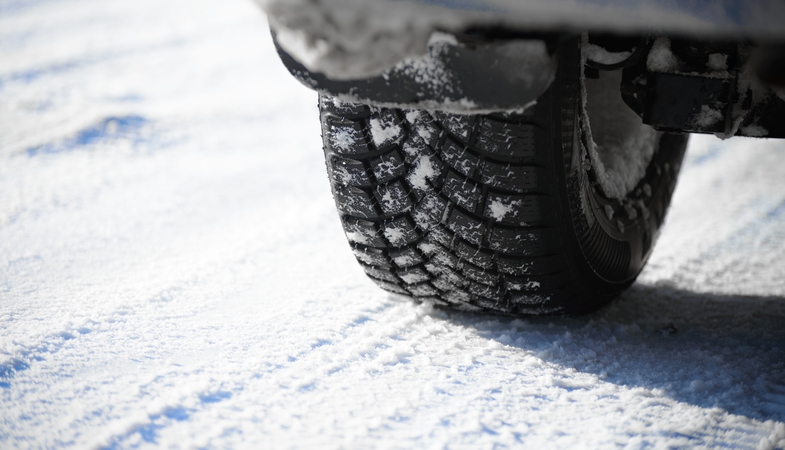 Dėl plyšusios padangos – 28 automobilių avarija
