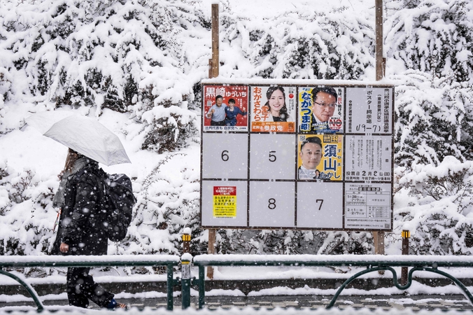 Japonijoje gausiai sningant vyksta pirmalaikiai rinkimai