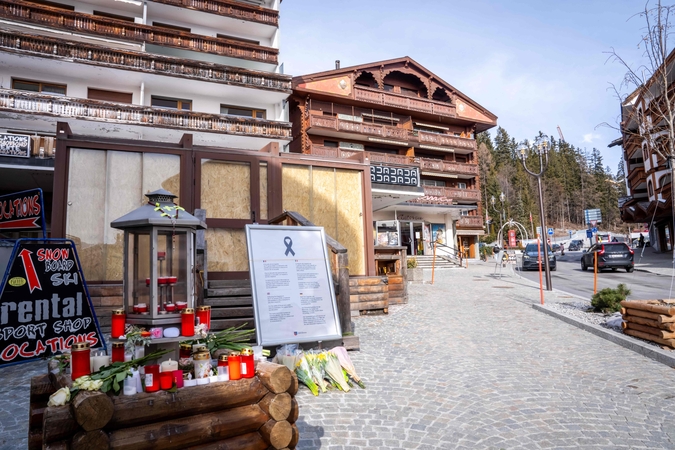 Šveicarijoje užsidegė per Naujuosius kilusio gaisro aukoms skirtas memorialas