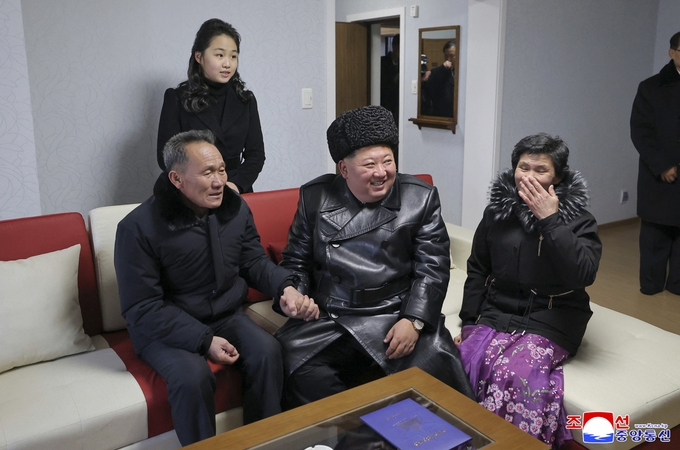 Kim Jong Unas pristatė naujus namus Ukrainoje žuvusių karių šeimoms