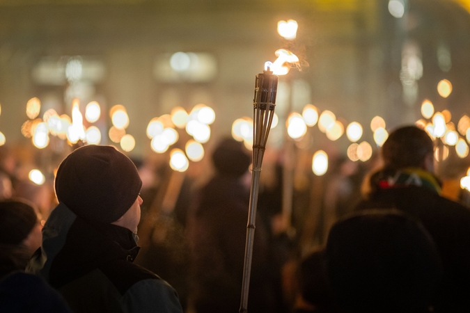 Keli šimtai žmonių Vilniuje dalyvavo eisenoje su deglais