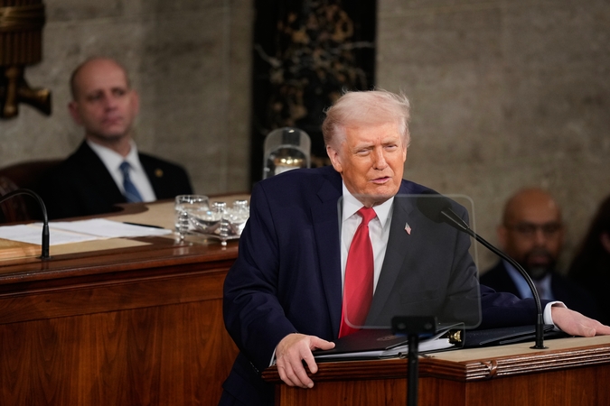 Demokratai sunerimę dėl esą nuslėptų Epsteino dokumentų apie Trumpą