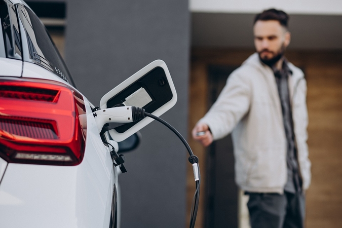 Ministerija: gyventojai ir verslas galės uždirbti iš elektros elektromobiliams