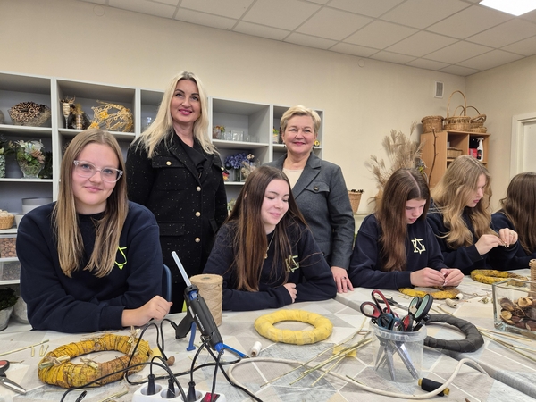 Veikla floristikos mokymo klasėje. Varpo gimnazijos mokiniai ir iš kairės stove Varpo gimnazijos direktorė Vilma Bridikienė ir Klaipėdos Ernesto Galvanausko profesinio mokymo centro direktorė dr., Dalia Martišauskienė.