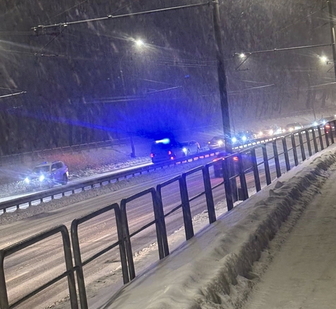 Nuokalnės gatvėje vairuotojų tyko pavojus: atsivėrė duobė