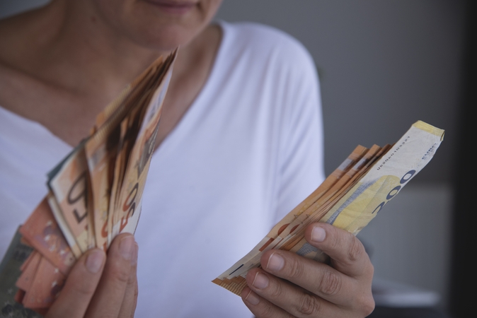Dėl pašalpų sukčiavusius migrantus išvarė iš šalies