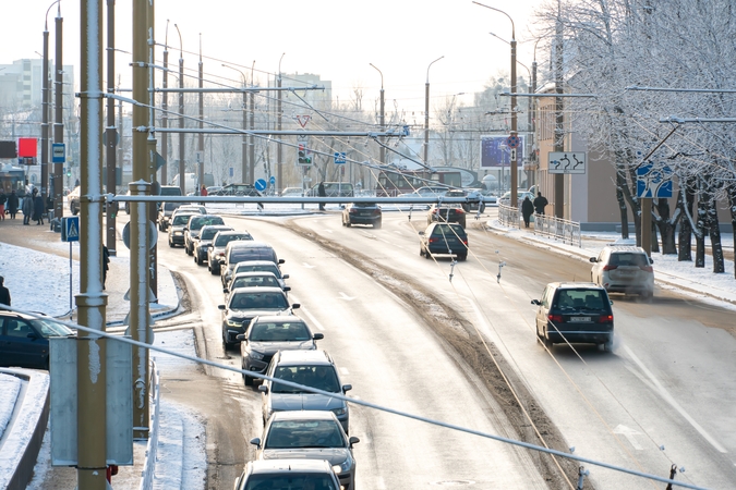 Sniegas, lijundra ir nevalyti keliai. Kaip vairuoti saugiai?