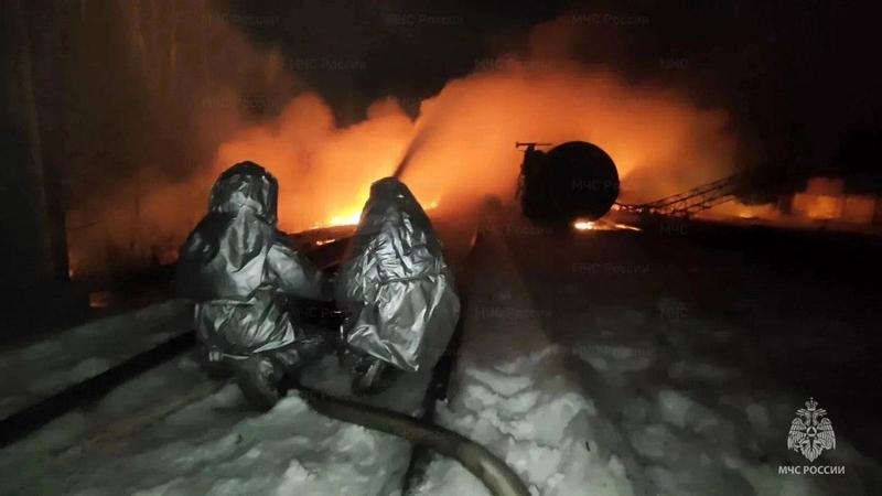 Rusijos Tambovo srityje traukiniui nuvažiavus nuo bėgių sprogo degalų cisternos