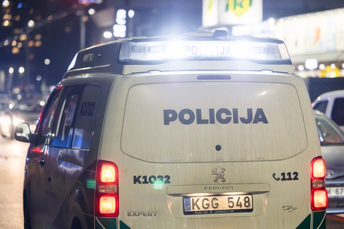 Nuotykiai: apgirtusių vairuotojų išdaigas teko fiksuoti policijos pareigūnams.