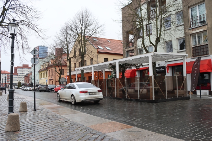 Nuardė: Teatro gatvės važiuojamojoje dalyje stovėjusi terasa, dėl kurios buvo kilęs pasipiktinimas, galų gale buvo nuardyta, verslininkai paskelbė bankrotą.