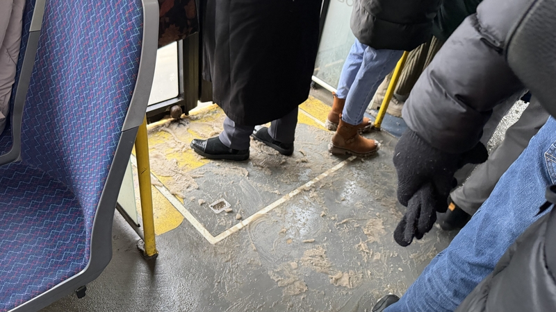 Pavojinga: Kauno viešajame transporte ties durimis kaupiasi sniegas, todėl keleiviai gali paslysti ir susižeisti.