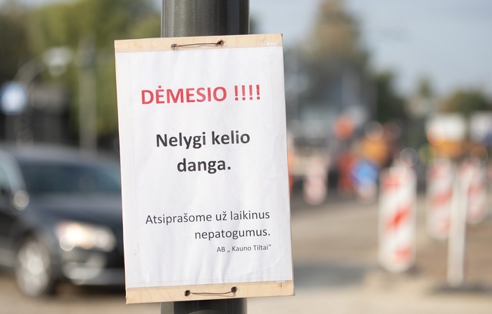 Žala: sunkvežimiai ypač sparčiai ardo krašto ir rajoninius kelius, asfalto dangose atsiranda provėžų.