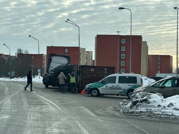 Incidentas: ant judrios gatvės nuvirto puspriekabė su jūriniu konteineriu.
