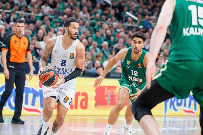  Specialistas: „Anadolu Efes“ gynėjas N. Weileris-Babbas (su kamuoliu) per rungtynes Kaune atliko 13 rezultatyvių perdavimų.
