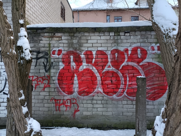 Braižas: Vilties gatvėje sienas terliojantys veikėjai jau atkreipė dėmesį dėl tam tikrų spalvų ir užrašo šrifto – tokių piešinių centrinėje miesto dalyje yra ne vienas.