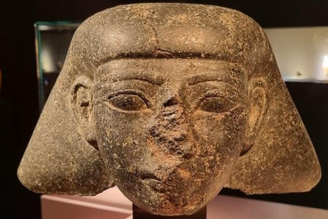Ceremonija: Egipto ambasadoriui Nyderlanduose (dešinėje) perduota per Arabų pavasarį pavogta epiptiečiams priklausanti skulptūra.