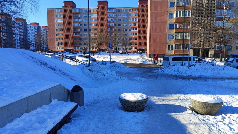 Nesaugu: vaikai čiuožinėja nuo kalniuko, vedančio į šaligatvį ir judrią gatvę.