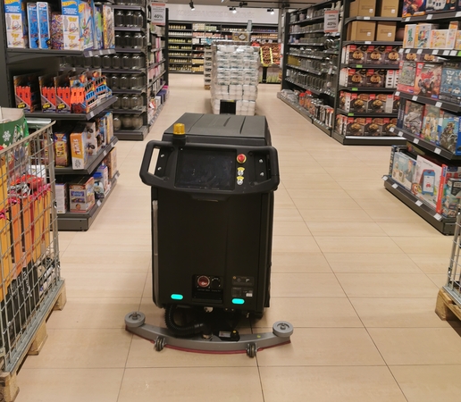 Naujovės: prekybos centruose vis dažniau galima pamatyti automatinius grindis plaunančius robotus.