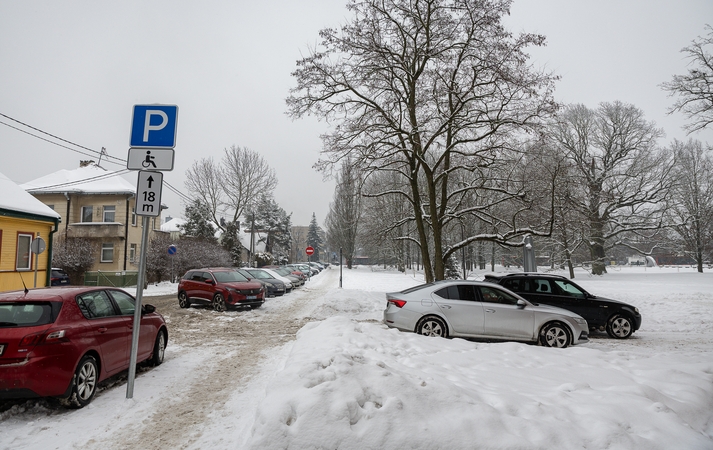 Pažeidimai: vairuotojai ne visada tinkamai stato automobilius, todėl gali sulaukti baudų.
