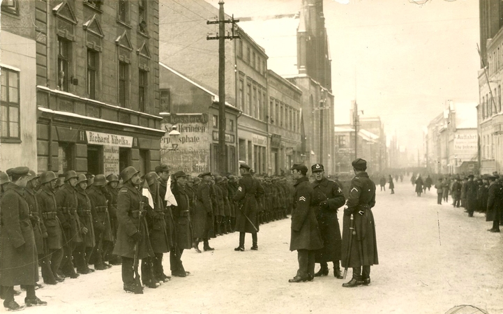 Rikiuotė: praėjus vos mėnesiui po Klaipėdos krašto prijungimo prie Lietuvos, 1923 m. vasario 16 d. nuotraukoje Friedricho Vilhelmo gatvėje (dabar Tiltų g.) užfiksuota išsirikiavusi Lietuvos kariuomenė ruošėsi Nepriklausomybės dienos paradui.