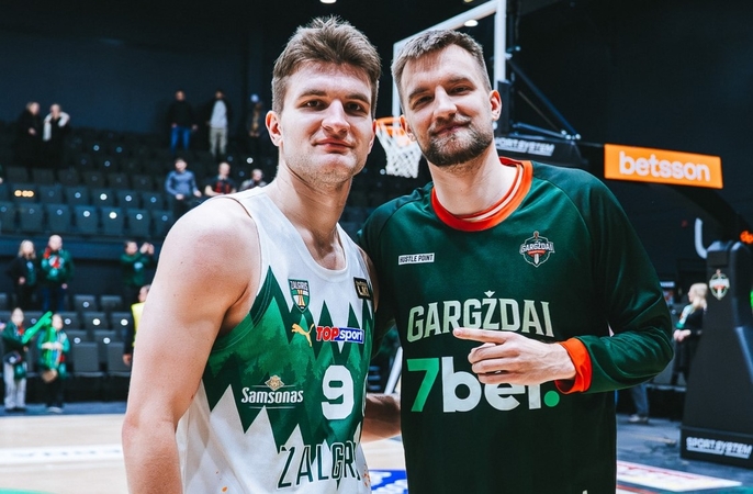 Broliai: 25-erių Dovydas Giedraitis (kairėje) prie „Žalgirio“ pergalės prieš „Gargždus“ prisidėjo 5 taškais, 27-erių Karolis Giedraitis nė karto nemetė į Kauno komandos krepšį.