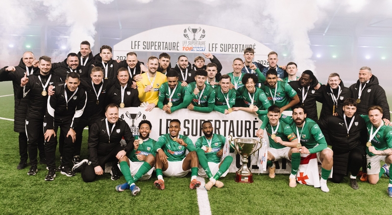 Kolekcija: Kauno žalgiriečiai greta Lietuvos futbolo čempionų taurės pastatė naują trofėjų – Supertaurę.